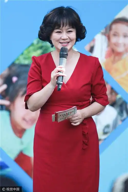 51岁鞠萍穿大红裙亮相 身材丰腴笑容甜美