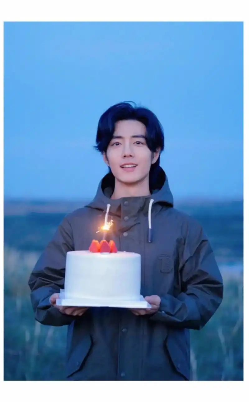 肖战旷野松弛感生日写真 好喜欢这一组生日照啊,开开心心,可 - 兑音