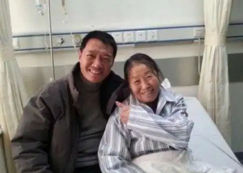 82岁"张少华"病危,儿子最终做决定,网友:良心去哪了
