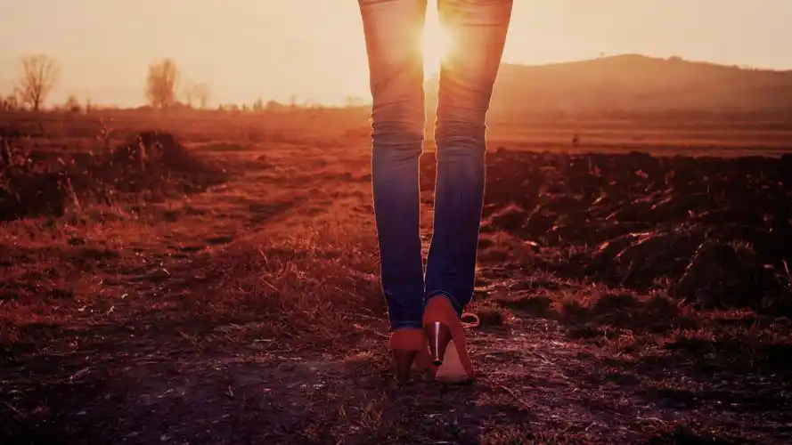 越野,女孩,高挑,长腿,美腿,牛仔裤,高跟鞋,背影,太阳,唯美壁纸