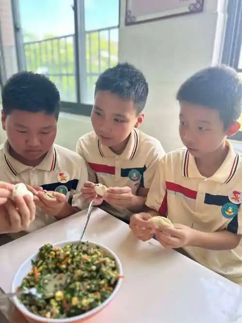 同样的节日 别样的快乐——厦门市新圩学校五年级开展"包饺子 庆六一"