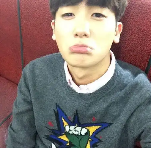 朴炯植噘嘴可爱自拍 为何这么忧伤?