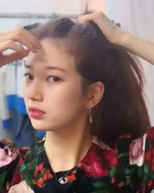 裴秀智更新动态照片中穿着深色花裙对镜头扎马尾嘟嘴卖萌俏皮可爱