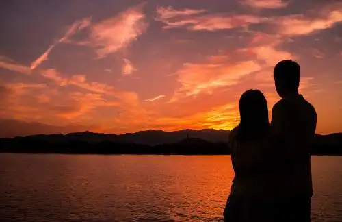 想见却不能见,想忘却不能忘,流泪了!