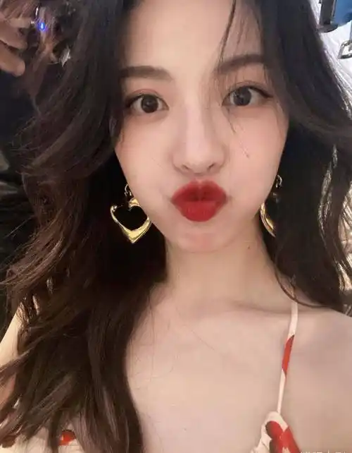 每一张都带着微笑,尤其还有几张近照可以清晰看到钟楚曦脸上的精致