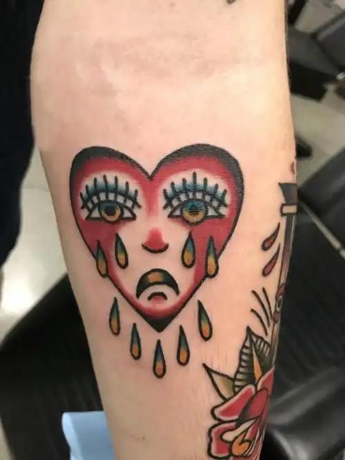 手臂纹身图案男生手臂上哭泣的心形纹身图案