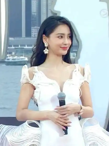 鼻姐简直定毯神针般存在    #angelababy金像奖红毯#橘子娱乐的微博