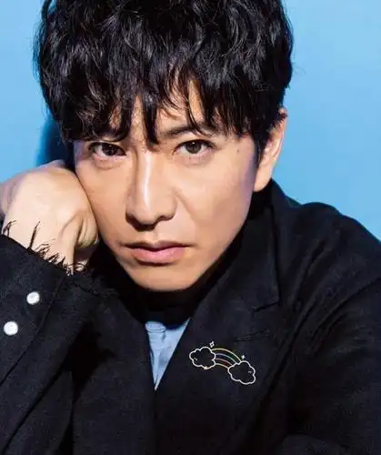 47岁木村拓哉晒西装全身照,神颜无惧怼脸拍,过于精瘦惹粉丝心疼