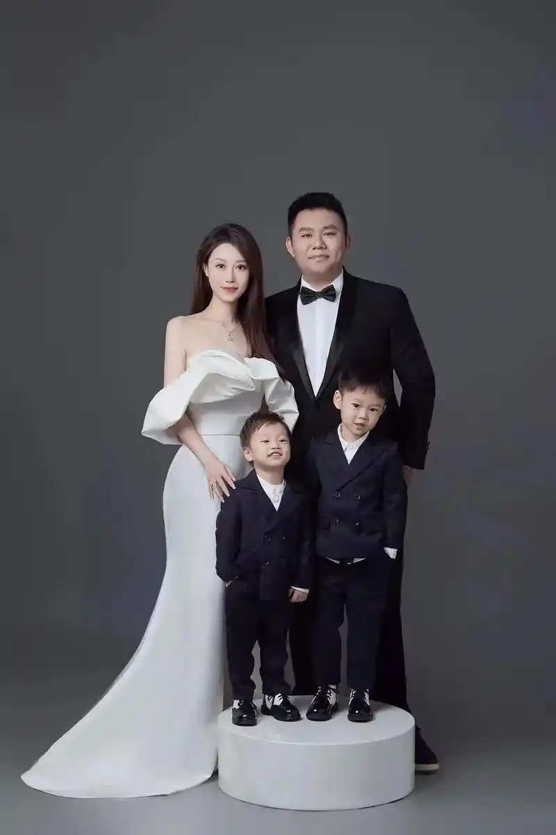 女儿一家四口 #最美全家福照片 #开心一家人幸福一辈子 - 抖音