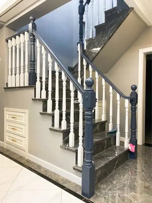 大理石踏步是加的罗马边;一共是7000多,扶手是象木的4800,楼梯下来