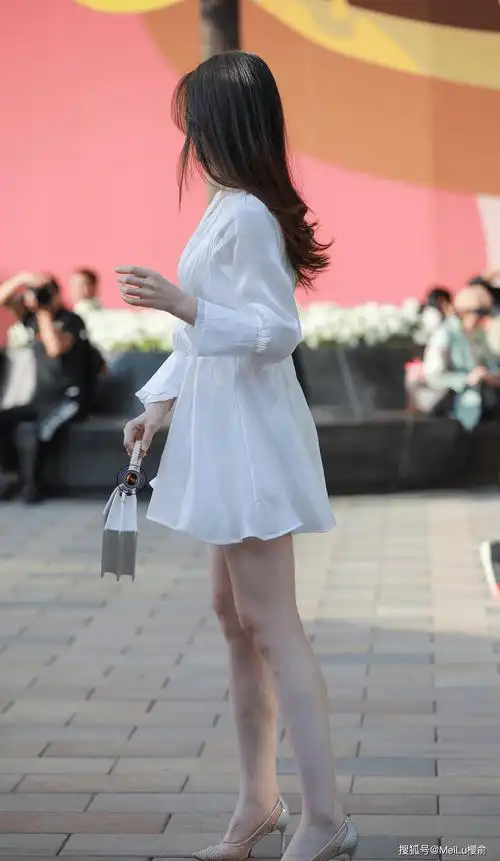 初春时节,美女开始穿连衣裙了,丰富的细节表现显得档次很高_款式_设计