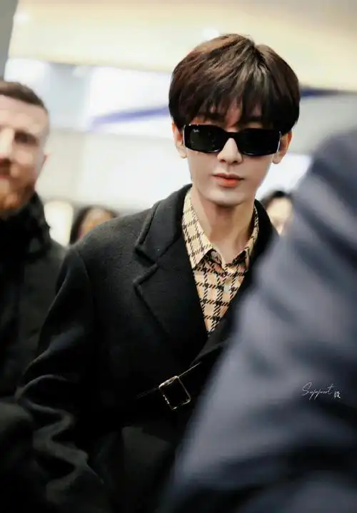 戴潮酷9815搭配黑大衣帅气满分,接下来的行程要继续忙起来啦@成毅