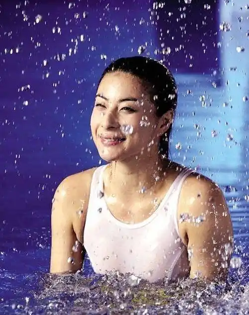 他花2亿请"跳水女皇"代言产品,却连亏半年,老板反而越亏越高兴_郭晶晶