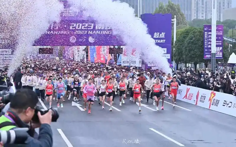 南京马拉松起跑视频分享1