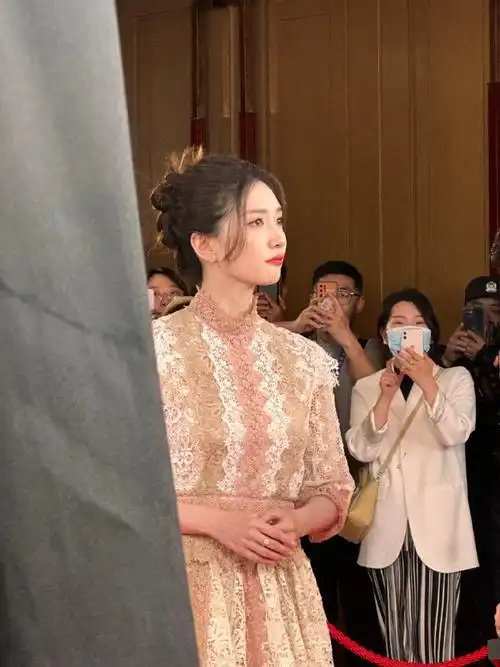 江疏影钩花蕾丝长裙##江疏影活动状态#@江疏影今日出席活动造泻好