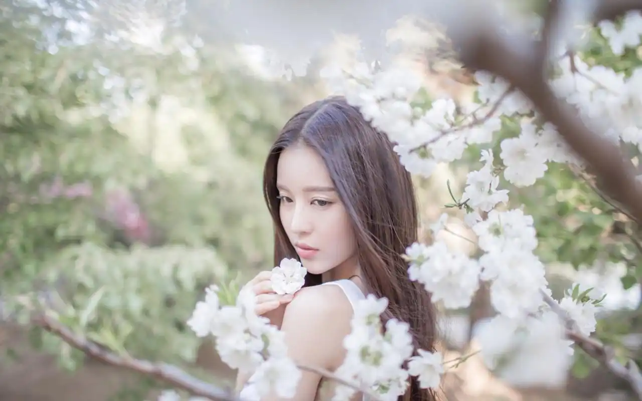 美桌网小编为大家带来一组气质美女温心清新唯美户外写真图片桌面壁纸