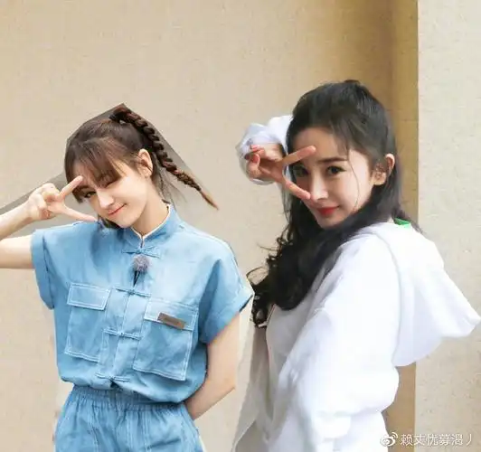 迪丽热巴直播做扎染生日露面却有些强颜欢笑杨幂的表现令人失望