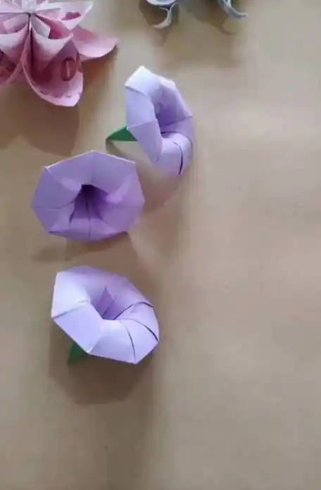 好漂亮的折纸喇叭花    #手工#cr:囧事搜罗的微博视频