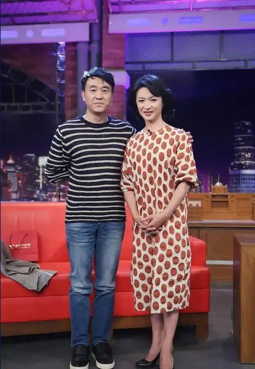 演员何冰为何结婚几十年0绯闻看看妻子是谁就知道了