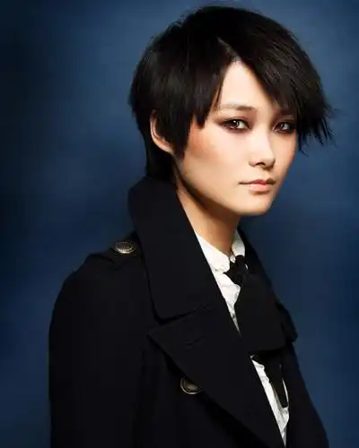 李宇春时尚百变短发做最佳方脸代言人