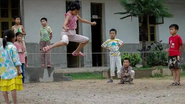 农村女孩子们常干的工作,一根长长的皮筋,把它打结,然后最少是两小我