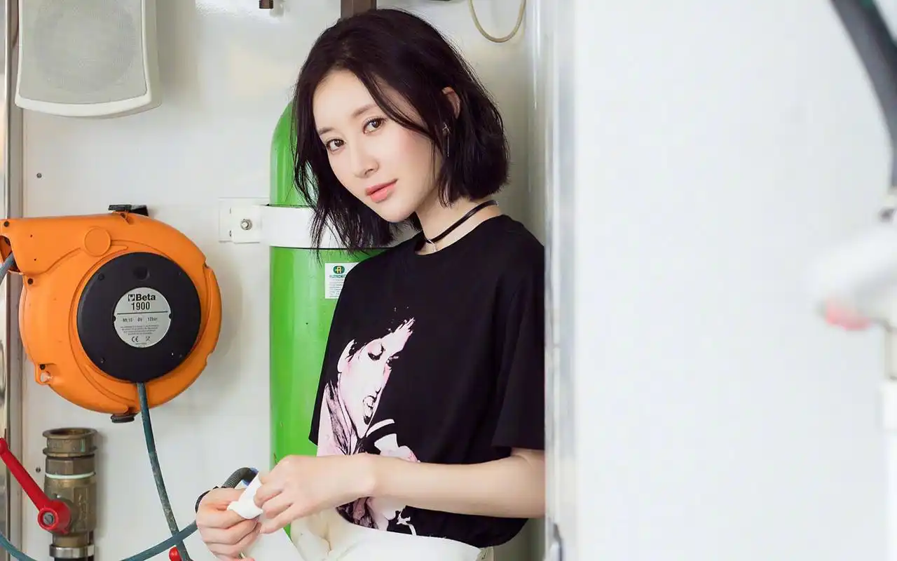 舒畅清新短发恬静写真高清桌面壁纸