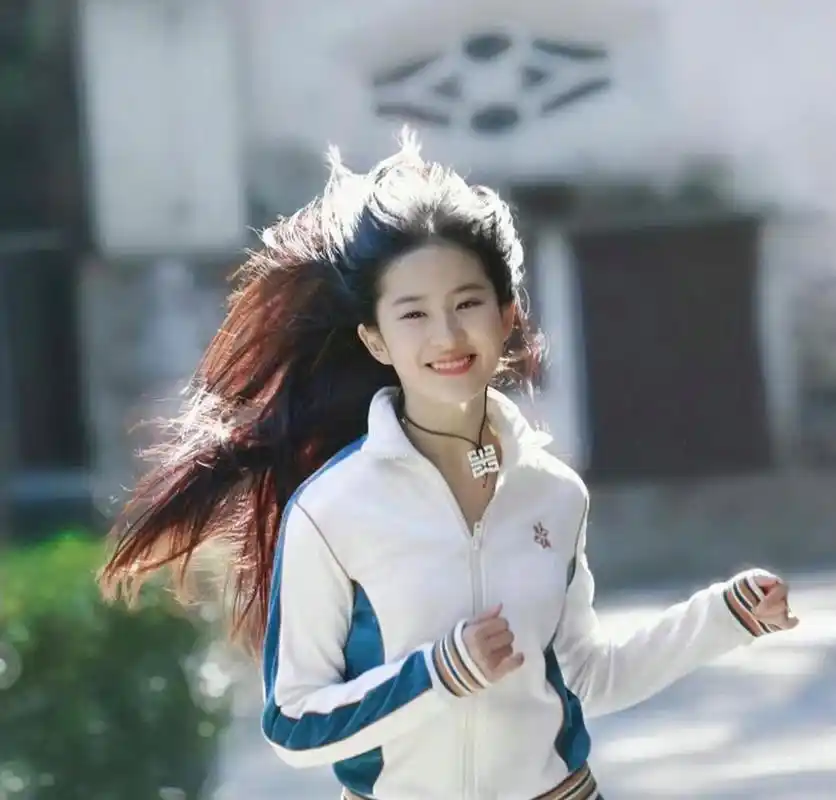 刘亦菲清纯姐姐让人想回到学生时代!