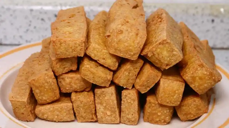 炸豆腐有诀窍,炸前多一个步骤,金黄酥脆,吃一口越嚼越香