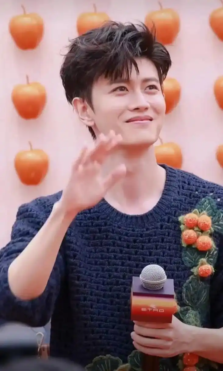 任嘉伦的括弧笑也太迷人了,又甜又治愈,越看越上头