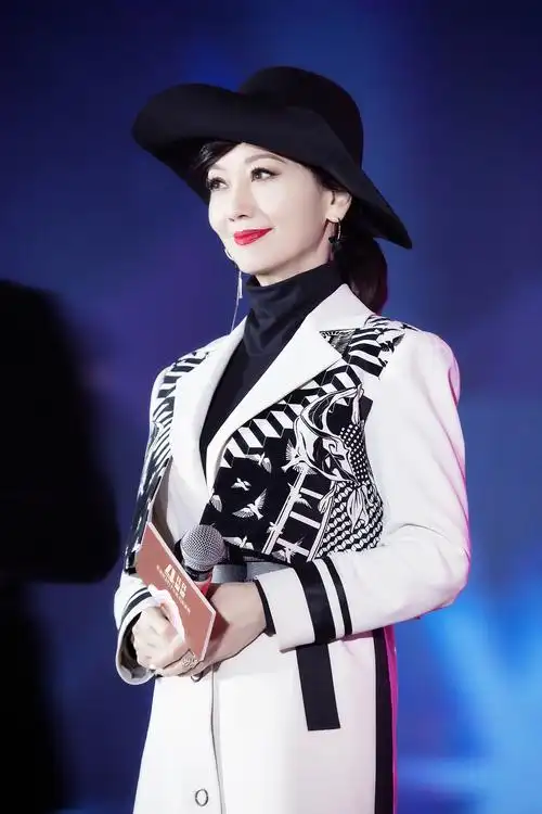 原创赵雅芝无敌了,光腿穿大衣配黑色宽檐帽尽显名媛范,哪像65岁!