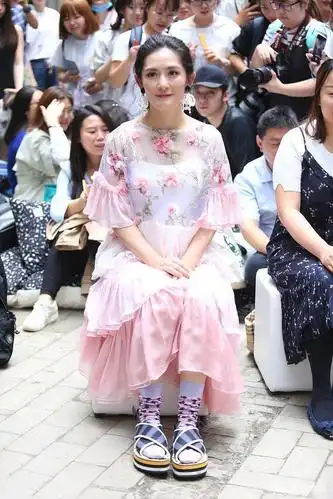 谢娜的衣品真难懂,穿粉色蛋糕扮嫩,凉鞋配堆堆袜太老气了