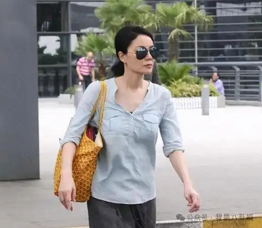 原创53岁王菲素颜出现在寺庙皮肤细腻白嫩身材却干瘪的像个老太太