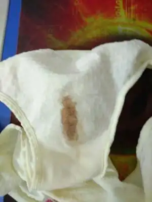 内裤上有这种颜色是不是所说的见红啊?肚子还没痛?