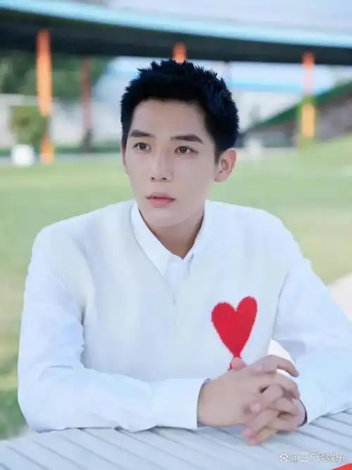 风头盖过张凌赫饰演的公子羽啊,丞磊身上那种气质和陈晓非常的相似,长