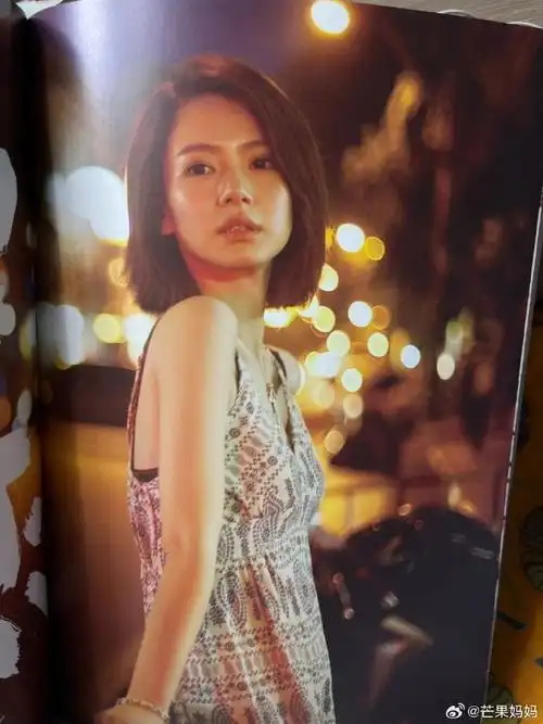 考古看到2012年戚薇拍的写真集,真的好明媚长相好有辨识度,利落的短发