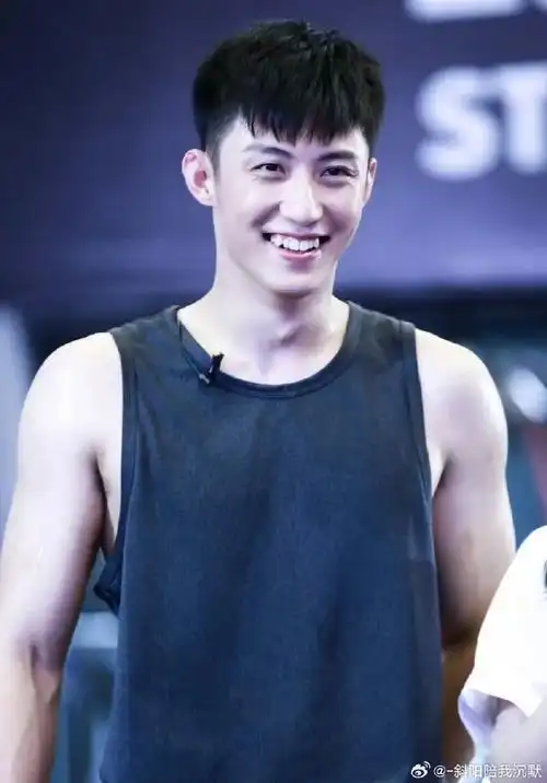 尤其他的虎牙还特别加分!来自黄景瑜大方有松弛的笑容那叫一个绝