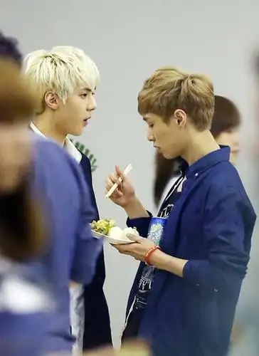 有种"友情"叫吴世勋张艺兴,合体时发型都做同款,太养眼了