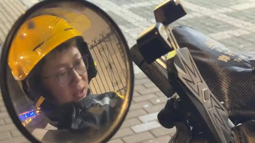 穿梭在杭州街头,不时会有市民认出他.