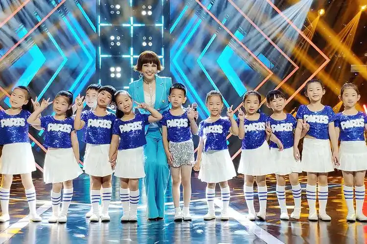 乌兰图雅一首《稍息立正站好》唤醒你的童年