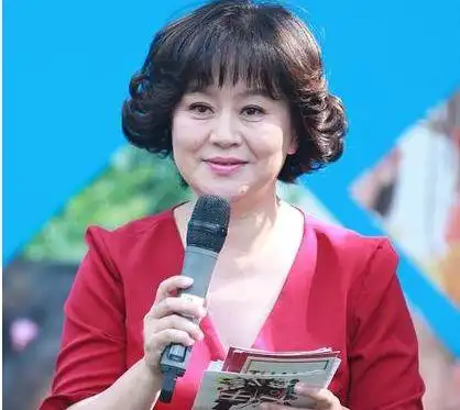 央视主持人鞠萍旧照曝光,笑容甜美气质清纯