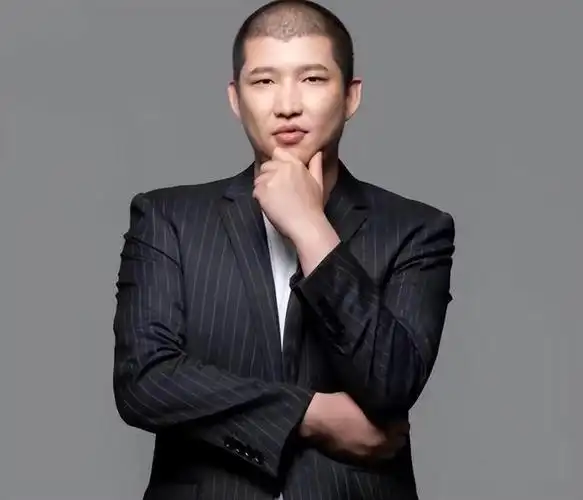 割袍断义?辛巴撕破衣服,喊话某主播:你别再提我,我也不再提你