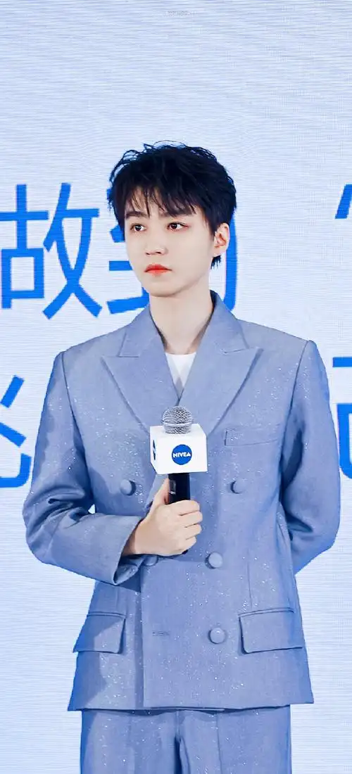 【明星】王俊凯超话今日活动造型,许久未出现的他依旧亮眼,一身蓝色