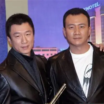 图胡军和孙红雷拍的电视剧两大荧幕硬汉齐归舞台