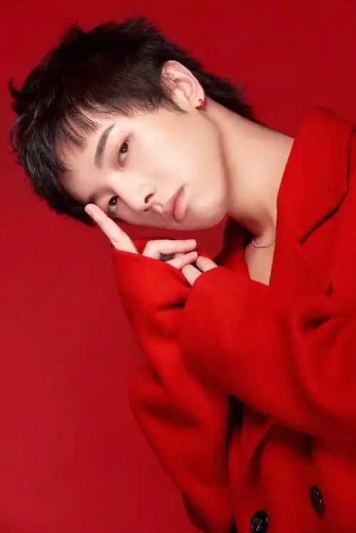 华晨宇中国红妖艳写真图片
