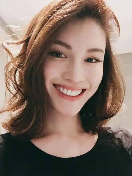 何穗露齿甜笑心情大好