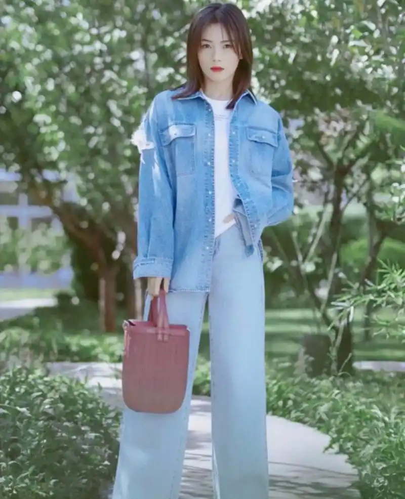 刘涛的牛仔外套穿搭,时髦的女人,不管是什么风格都能轻松驾驭