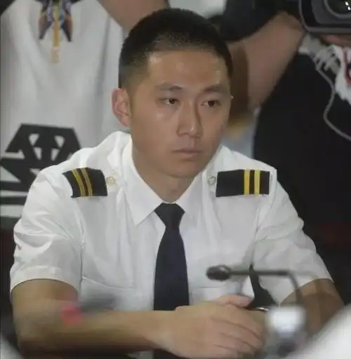 8633副机长为什么辞退8633副机长为什么只有腿部安全带