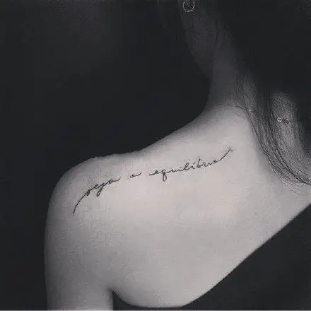 女生后肩和后背脊柱一条线英文纹身图案