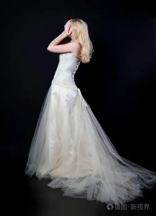 穿白色新娘礼服的模特全长肖像, 黑色背景站立姿势