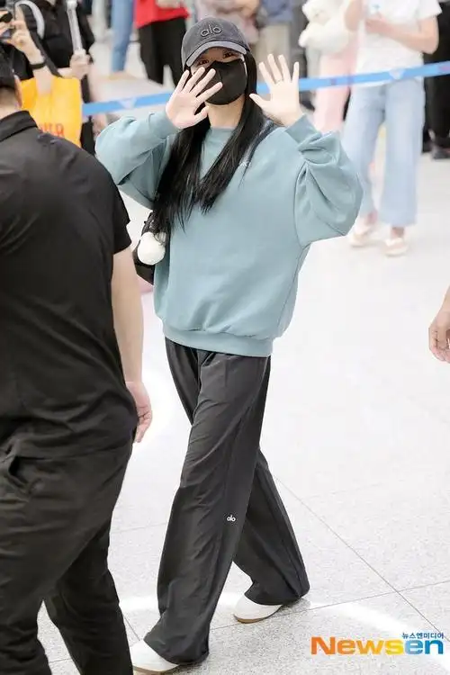 kimjisoo超话#金智秀心动初恋#230828 icn机场入境 新闻图/饭拍生图 6